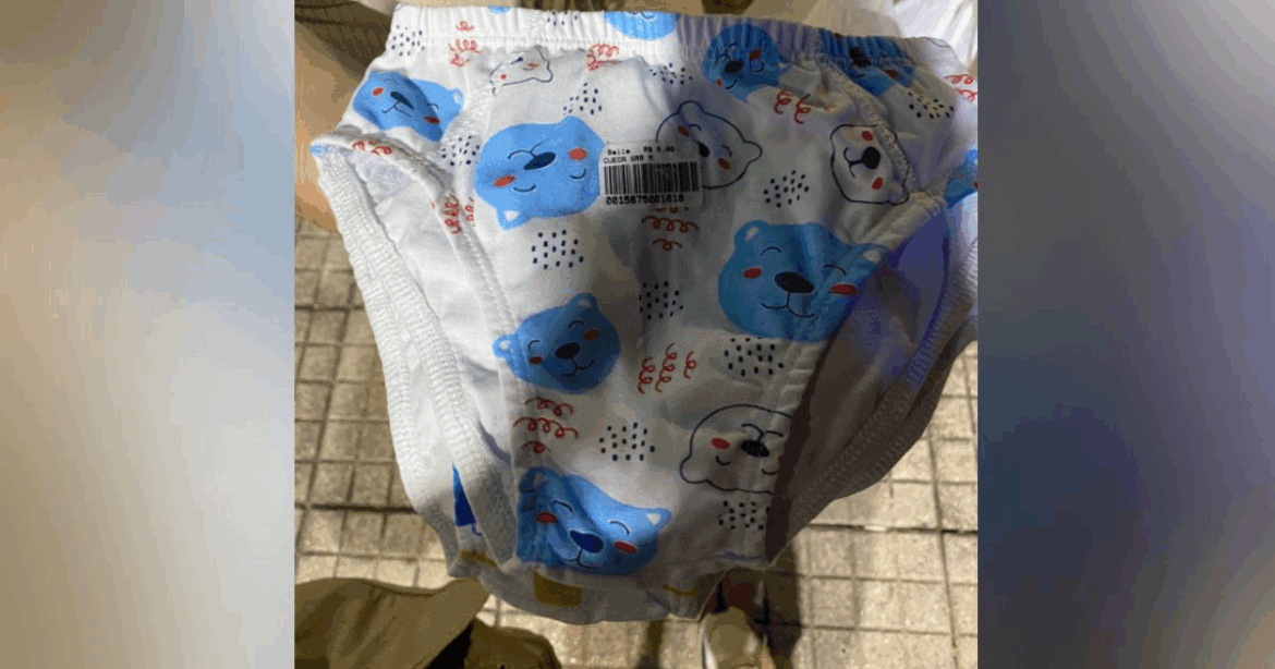 Pacote com roupas íntimas infantis foi encontrado no centro de São Roque Pacote com roupas íntimas infantis foi encontrado no centro de São Roque