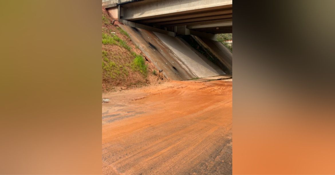 Moradores reclamam de obra inacabada na entrada do bairro Jardim Suíça, em São Roque Moradores reclamam de obra inacabada na entrada do bairro Jardim Suíça, em São Roque