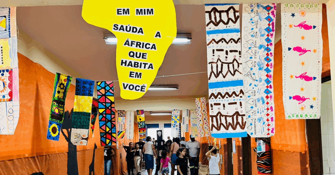 Alunos da EMEF Carmem Lúcia, em São Roque, realizam exposição sobre a consciência negra Alunos da EMEF Carmem Lúcia, em São Roque, realizam exposição sobre a consciência negra