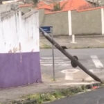 Poste cai em calçada e deixa fios energizados espalhados no Mosteiro em São Roque