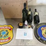 Cocaína em garrafas de vinho é apreendida pela Polícia Federal em aeroporto em Fortaleza